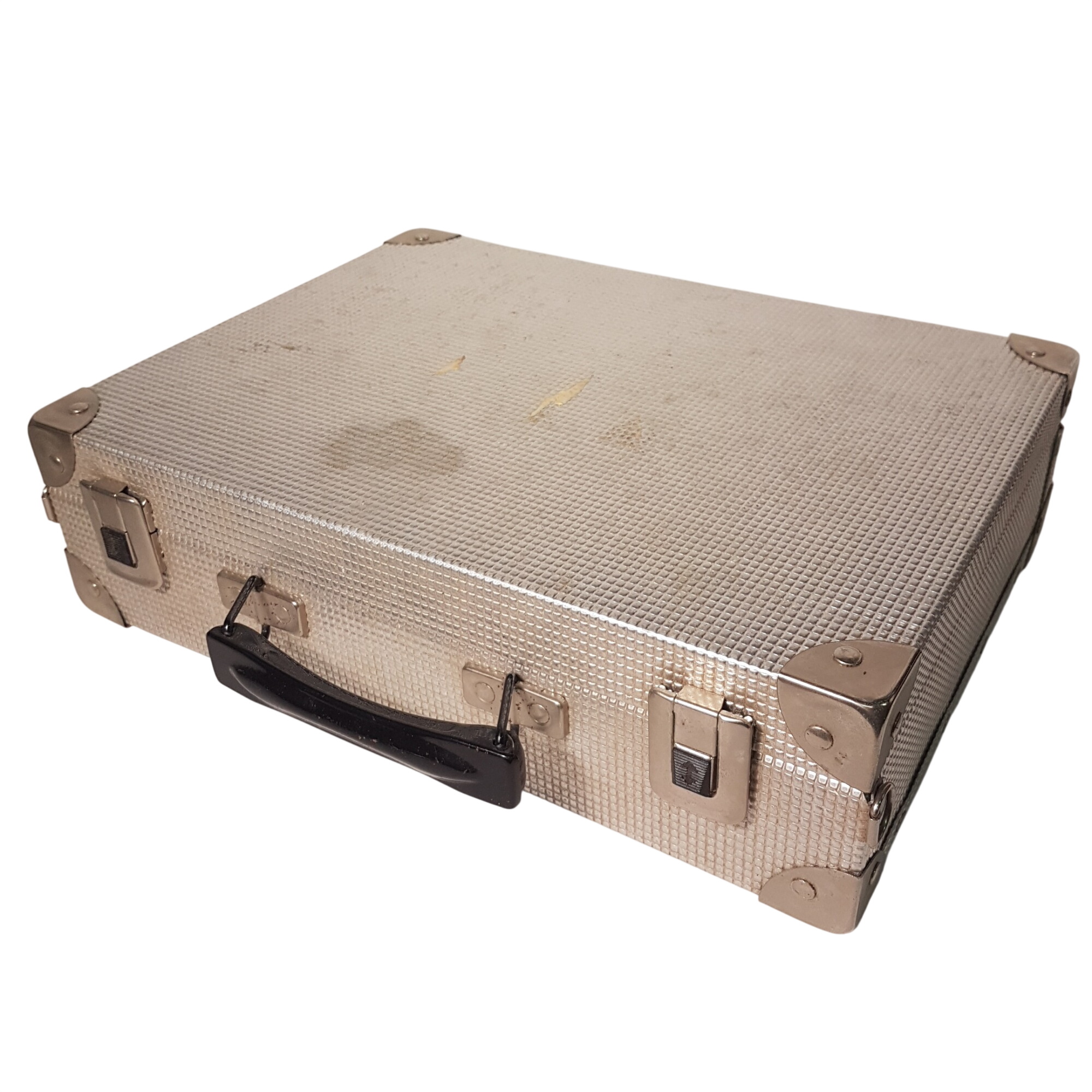 Mallette en métal 34 cm dessus à nettoyer Bon état -  reconditionné disponible sur Label Emmaüs